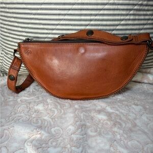 Lyons Leather The Bee (small) Honey EUC